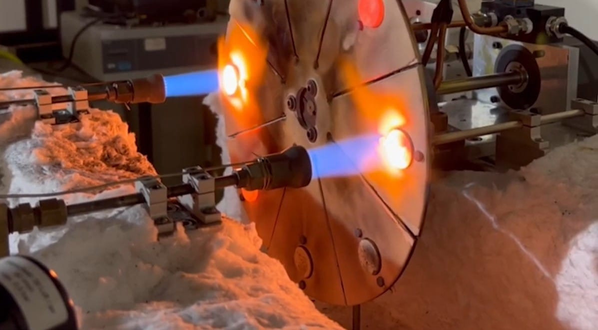 Thermal Shock Test System 1 thermal barrier, coating thermal test, coating durability test, TBC testing, turbine blade coating validation, zirconia coating durability, combustion chamber thermal fatigue, ASTM C633 adhesion testing, coating evaluation, accelerated aging, cryogenic to extreme heat transition, coating spallation analysis, coating validation, thermal gradient testing, NORSOK M-501, coating certification, E2T thermal shock solutions, turbine oxidation protection tests, ASTM C633, ASTM E2283, AMS 2681, GE P50TF121, termal bariyer kaplama, TBC testi, türbin kanadı kaplama validasyonu, zirkonyum kaplama dayanıklılık, yanma odası termal yorulma, hızlandırılmış yaşlandırma, kriyojenik-ekstrem ısı geçişi, kaplama dökülme analizi, termal gradyan testi, termal çevrim, NORSOK M-501, kaplama sertifikasyonu, E2T termal şok çözümleri, türbin oksidasyon koruma testleri, pyrometer, temperature measurement, pirometre, sıcaklık ölçümü