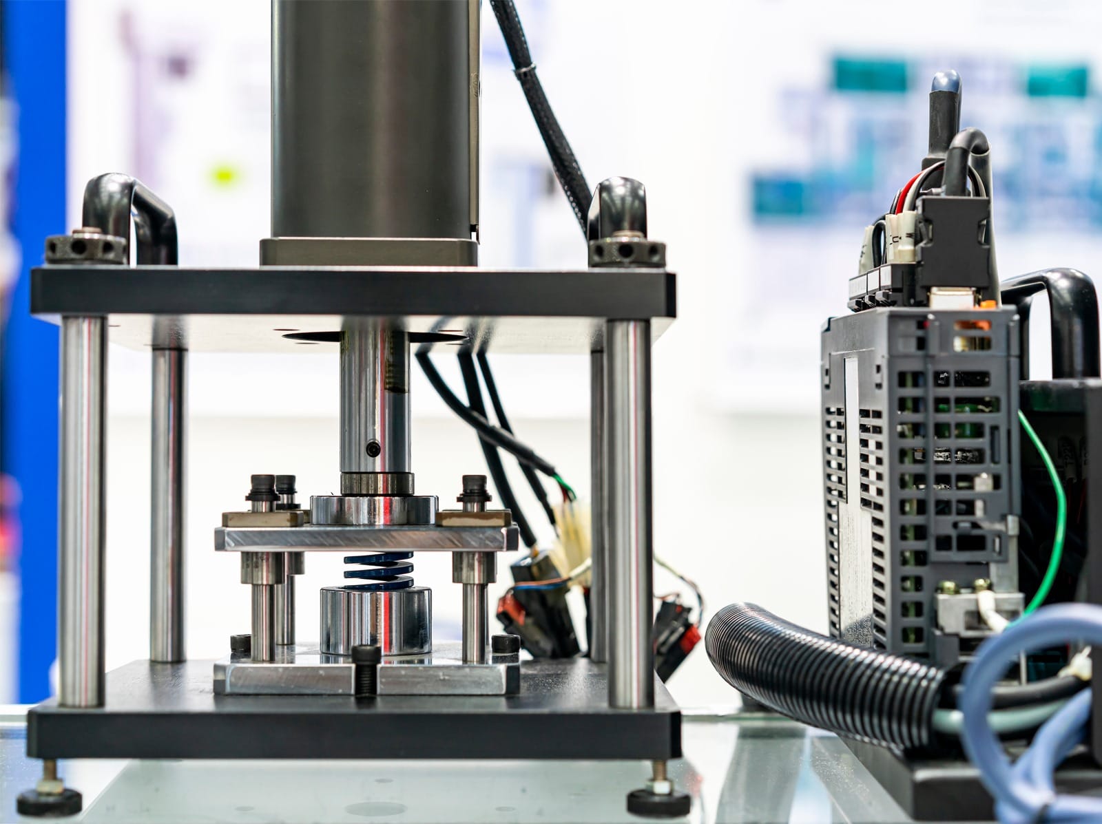 fatigue testing system, material durability testing, cyclic load testing, S-N curve analysis, structural integrity assessment, hydraulic fatigue tester, electromechanical testing, servo motor actuator, crack propagation monitoring, E2T Control Suite, aerospace component testing, real-time data acquisition, load cycle simulation, failure mode analysis, custom test rigs, yorulma test sistemi, malzeme dayanıklılık testi, tekrarlı yük testleri, S-N eğrisi analizi, yapısal bütünlük testi, hidrolik yorulma test cihazı, elektromekanik test sistemleri, servo motor aktüatörlü test, çatlak ilerleme izleme, E2T Kontrol Süiti, havacılık bileşen testleri, gerçek zamanlı veri toplama, yük çevrim simülasyonu, hasar modu analizi, özel test düzenekleri
