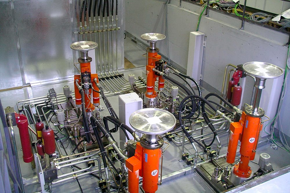 Road Simulation Test System 1 road simulation testing, vehicle durability test, multi-axis load simulation, vibration fatigue analysis, chassis stress testing, electrodynamic test systems, accelerated life testing, E2T Control Suite, proving ground simulation, suspension performance test, hydraulic actuator systems, real-world driving conditions, automotive reliability testing, structural durability analysis, commercial vehicle validation, yol simülasyon testi, araç dayanıklılık testi, çok eksenli yükleme sistemi, titreşim analizi, şasi gerilme testi, elektrodinamik test sistemleri, hızlandırılmış yorulma testi, E2T Kontrol Süiti, test pisti simülasyonu, süspansiyon performans testi, hidrolik aktüatör sistemleri, gerçek yol koşulları simülasyonu, otomotiv güvenilirlik testleri, yapısal dayanım analizi, ticari araç validasyonu